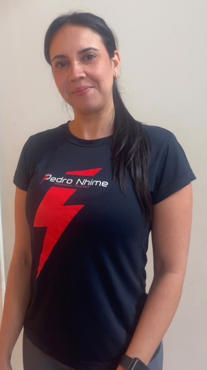 Fatiani Cristine usando camiseta Pedro Nhime